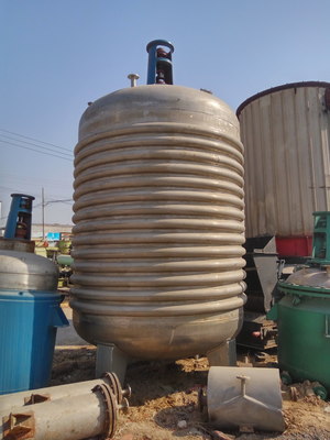 梁山縣飛海二手化工設(shè)備經(jīng)營(yíng)部 專(zhuān)業(yè)出售二手2噸電加熱不銹鋼反應(yīng)釜，附圖片大全
